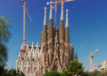 the city Barcelona, a city in Spain, dream destination, Must-visit destination, Must-see attractions,