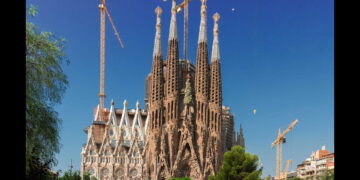 the city Barcelona, a city in Spain, dream destination, Must-visit destination, Must-see attractions,